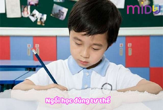 Ngồi chọ đúng tư thế sẽ giúp con tăng chiều cao